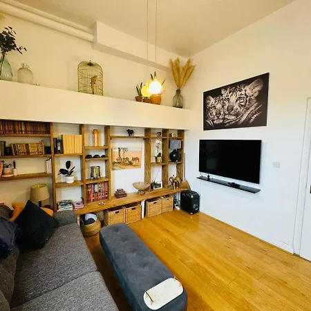 Superior Safari Themed Flat With Parking * בריסטול