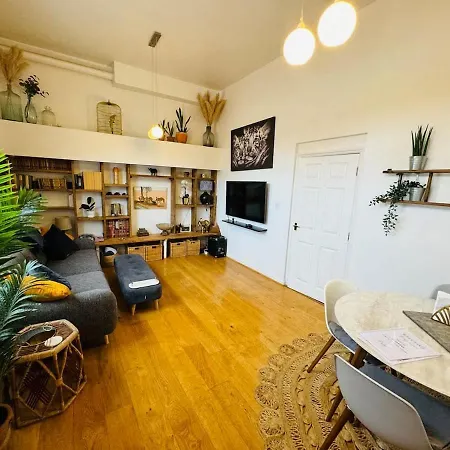 Superior Safari Themed Flat With Parking شقة بريستول