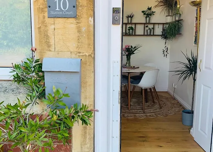 Superior Safari Themed Flat With Parking * Bristol