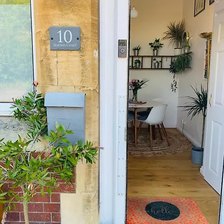 Superior Safari Themed Flat With Parking * Bristol