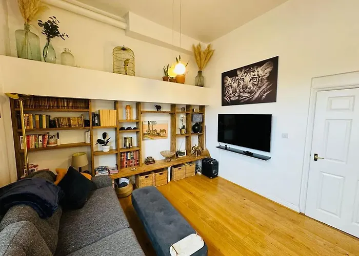 Superior Safari Themed Flat With Parking * Bristol