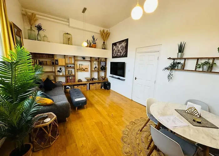 Superior Safari Themed Flat With Parking Apartment Bristol